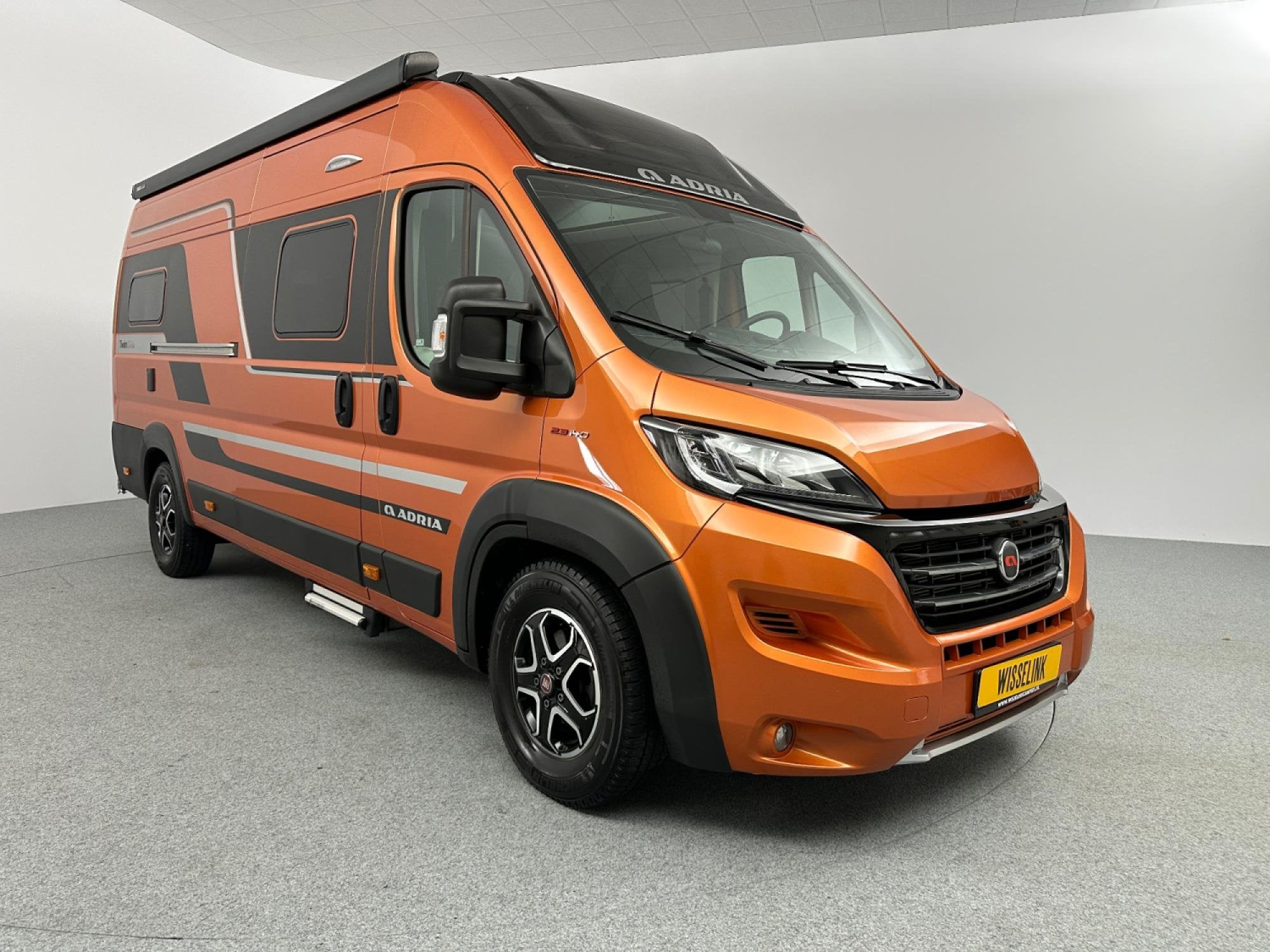 Adria Twin Supreme 640 SLB Enkele bedden Automaat, Buscamper of Camperbus, Tot en met 2, 6 tot 7 meter, Bedrijf