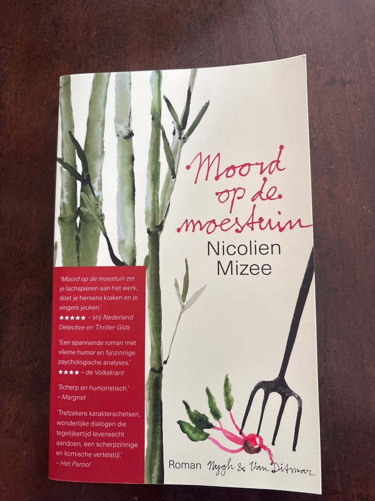 Moord op de moestuin - Nicolien Mizee (Roman), Ophalen of Verzenden, Gelezen, Nederland