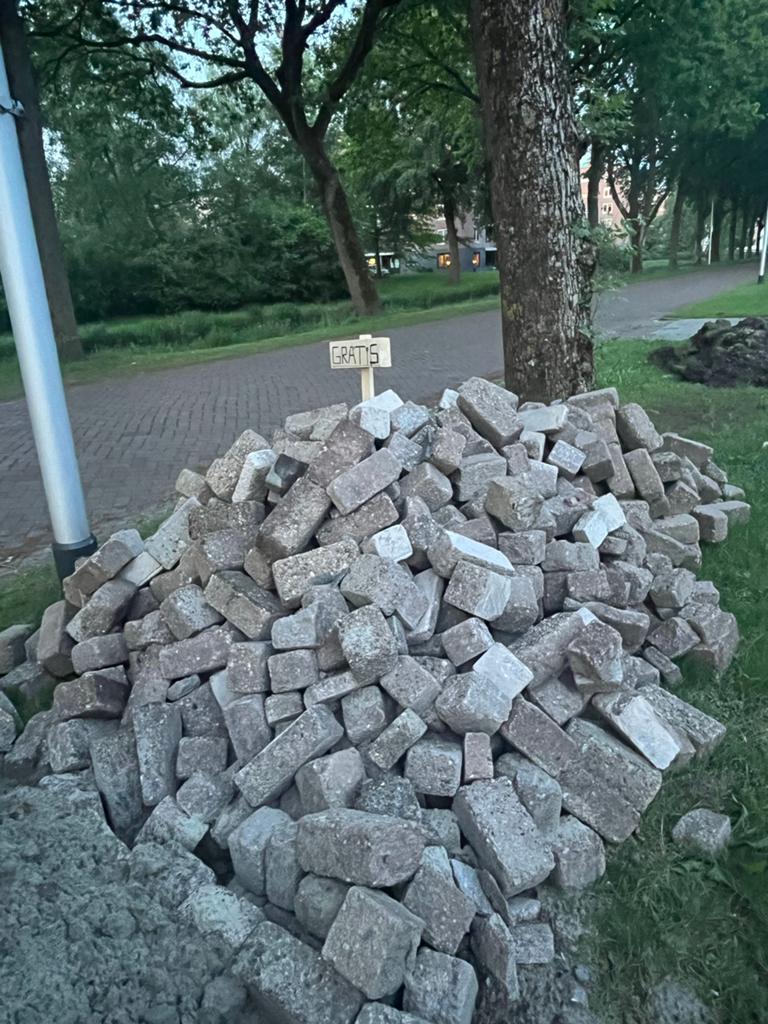 Gratis Beton Klinkers + restanten, Tuin en Terras, Tegels en Klinkers, Gebruikt, Klinkers, Beton, Minder dan 5 m², Ophalen