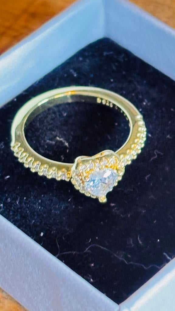 Gouden ring met hartvormige zirkonia steen, Sieraden, Tassen en Uiterlijk, Piercings, Ophalen of Verzenden, Zo goed als nieuw