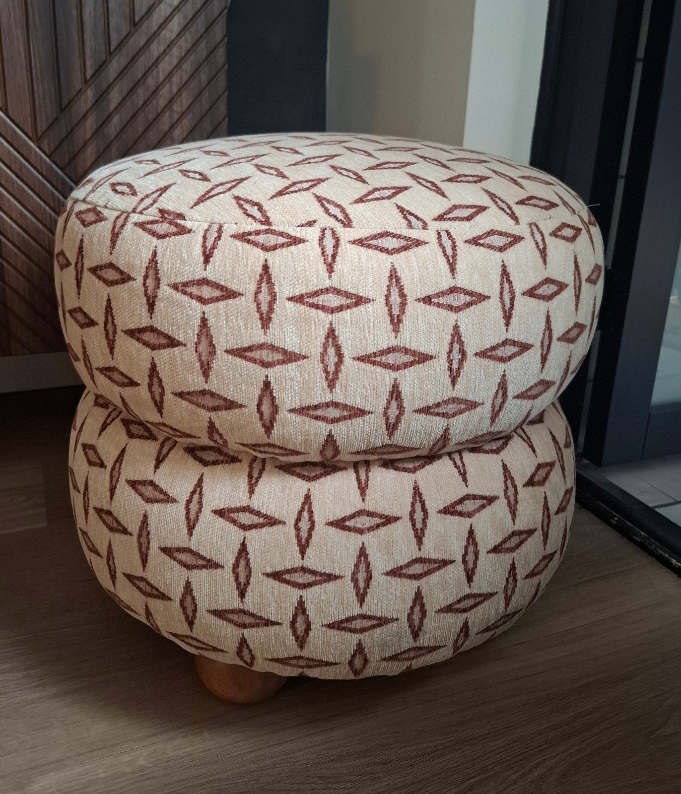 Ronde beige terra stoffen poef Jet op houten pootjes, Ophalen, Minder dan 50 cm, Rond, Minder dan 50 cm