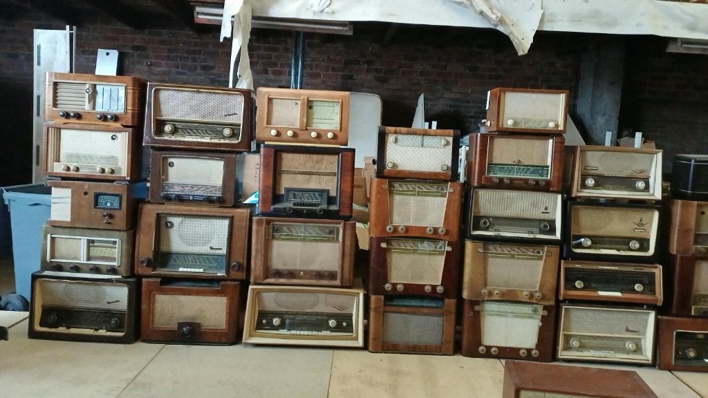 Grote partij oude radio's. 20 euro per stuk., Ophalen