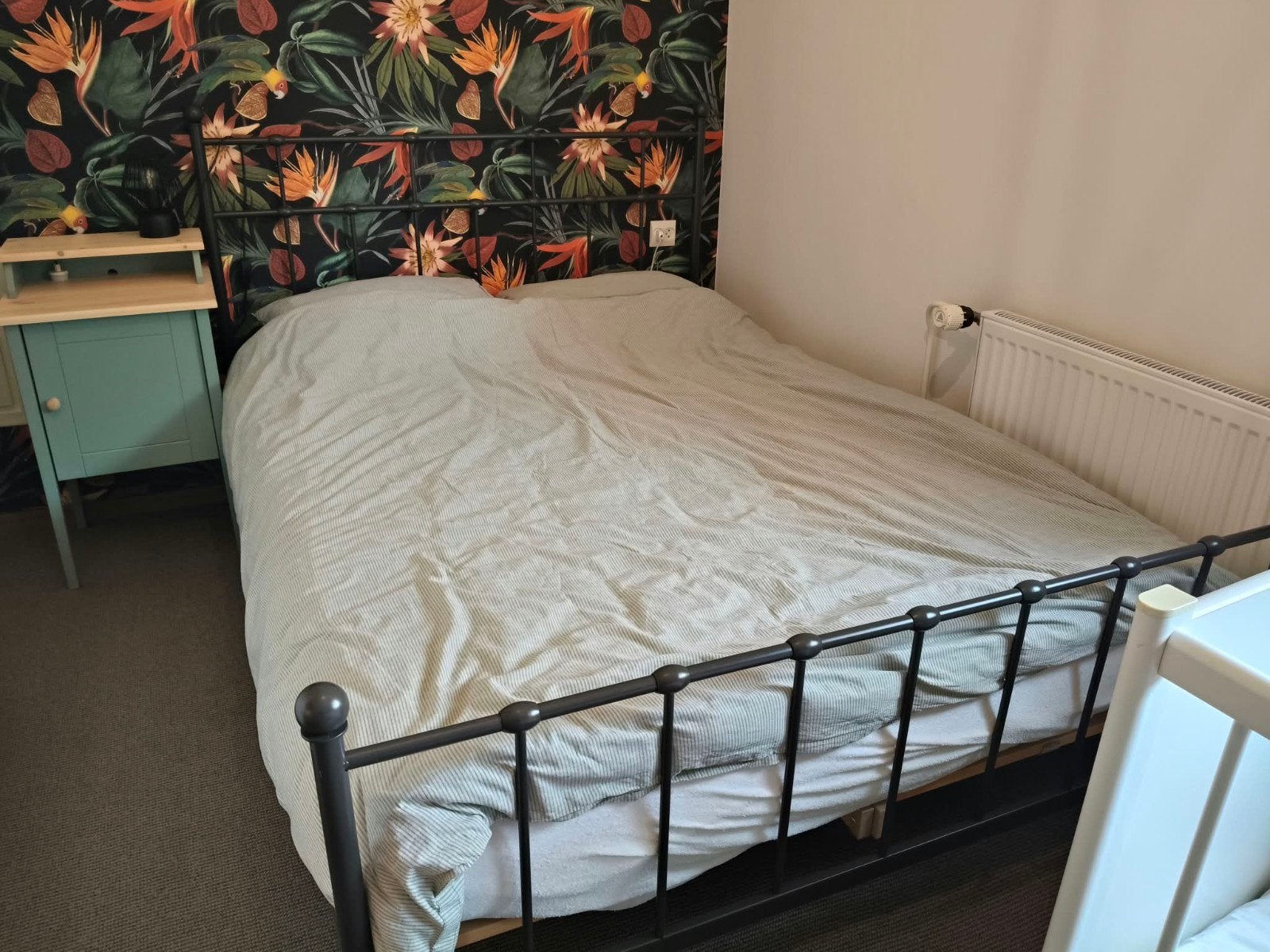 Tweepersoonsbed 140x200 met metalen ombouw en lattenbodem, Ophalen, Gebruikt, Zwart, Tweepersoons