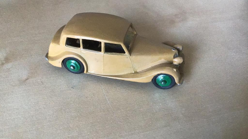DINKY TOYS TRIUMPH ENGLAND NOGAL BEJAARD 40 B, Ophalen of Verzenden, Gebruikt, Auto, Dinky Toys