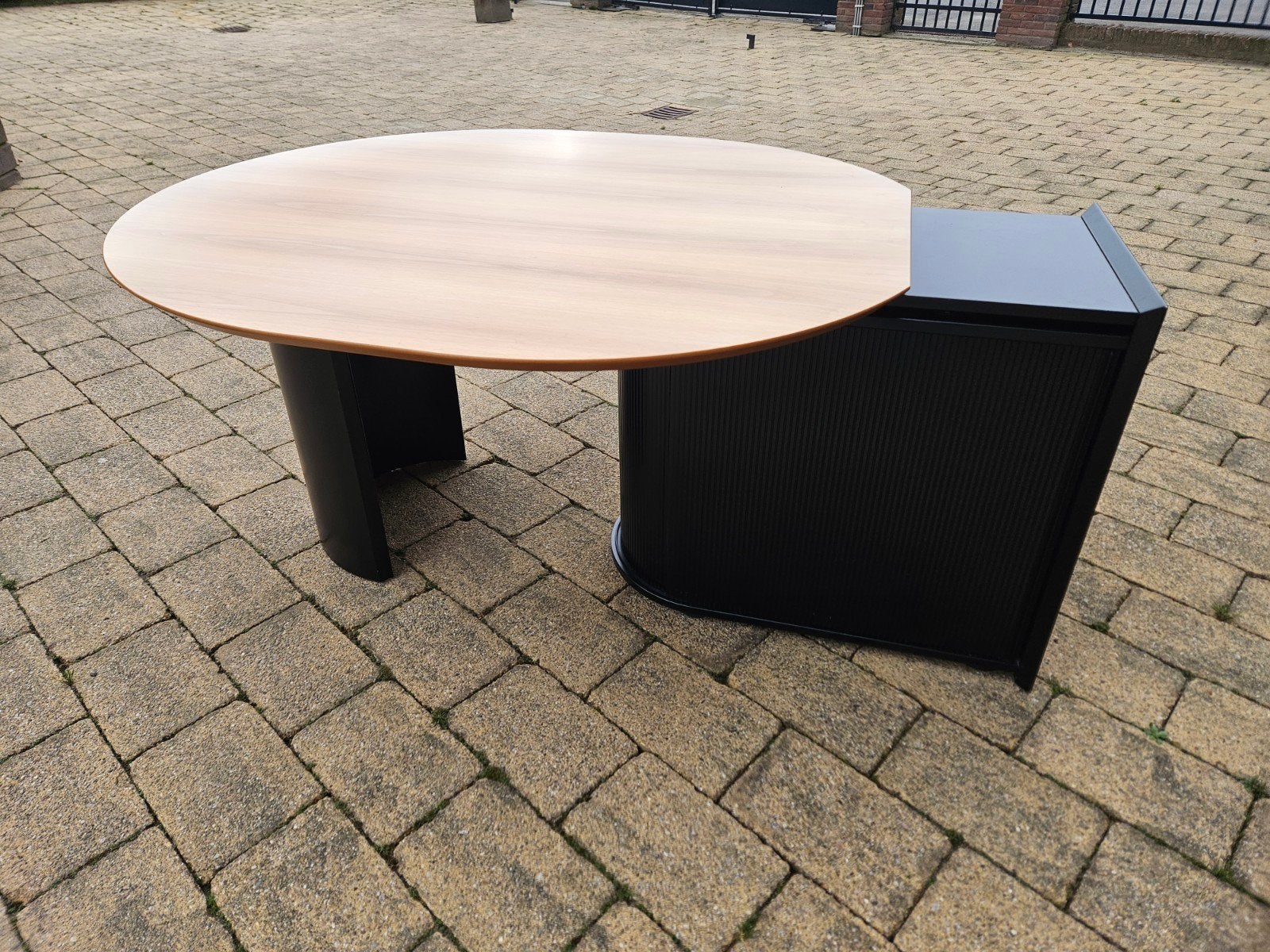 Vinted/modern ovaal Leolux bureau/tafel,135x120, Ophalen, Hout, Zo goed als nieuw, Overige merken