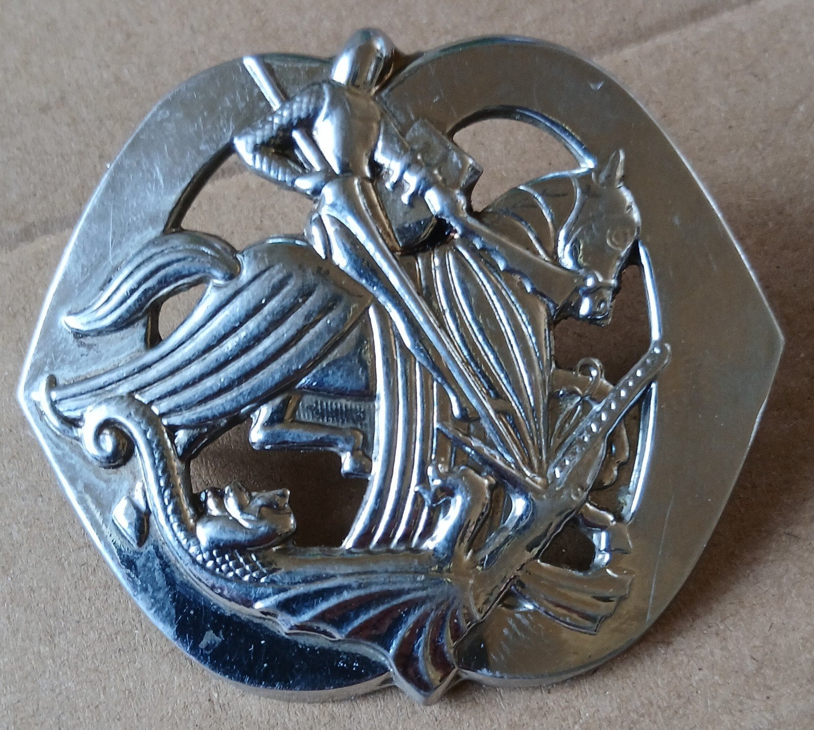 Oud verchroomd Cavalerie embleem met draak en ridder, Ophalen of Verzenden, Landmacht, Nederland, Embleem of Badge