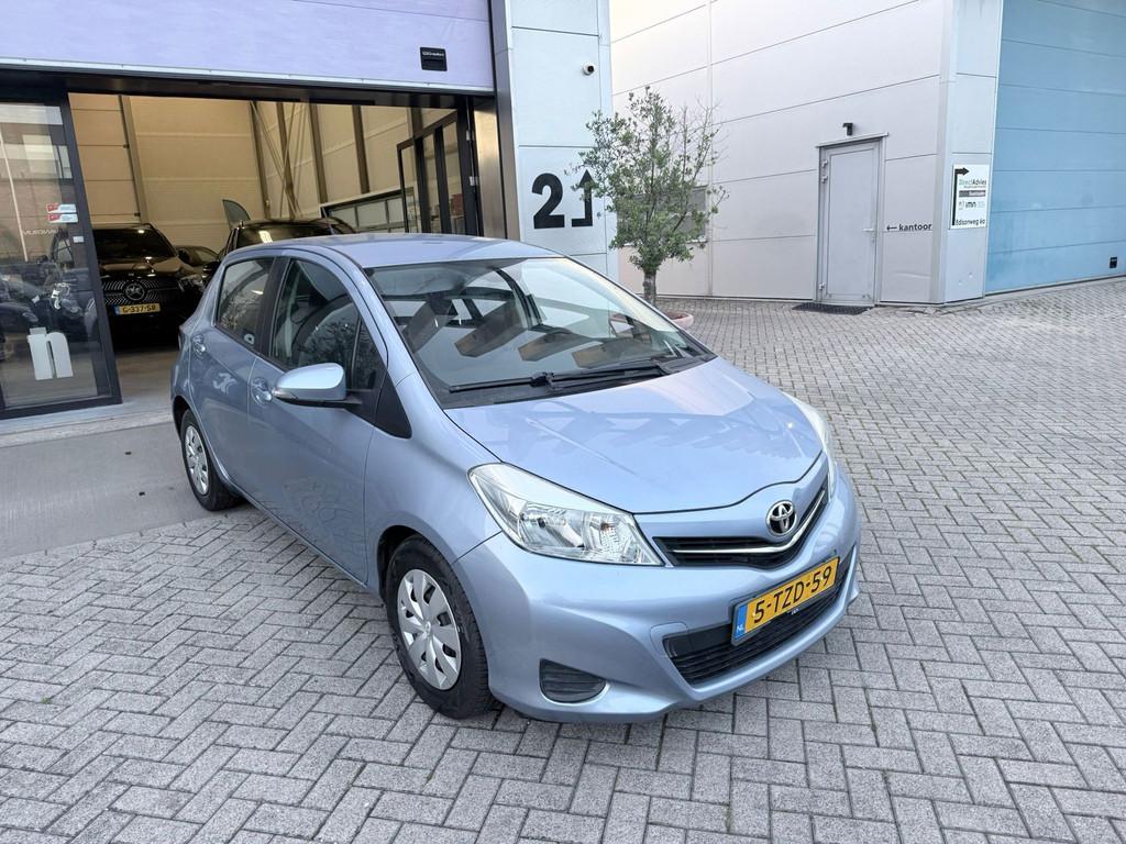 Toyota Yaris 1.3 VVT-i Now 2E EIG! AIRCO! 5DEURS! INRUIL MOG, Auto's, Toyota, Voorwielaandrijving, Euro 5, Stof, Zwart
