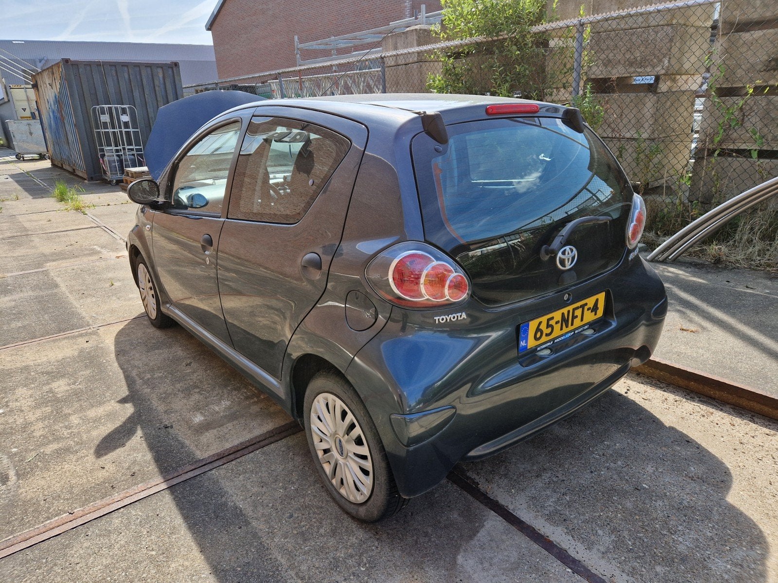 Toyota Aygo 1.0 12V Vvt-i 5DRS 2010 Grijs SCHADE, Voorwielaandrijving, Zwart, 4 stoelen, 68 pk