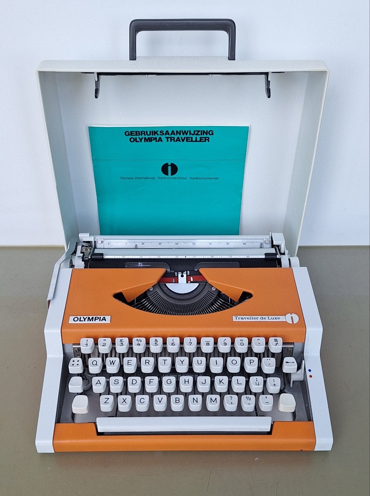 vintage retro oranje Olympia Traveller de Luxe typemachine, Diversen, Typemachines, Ophalen of Verzenden, Gebruikt