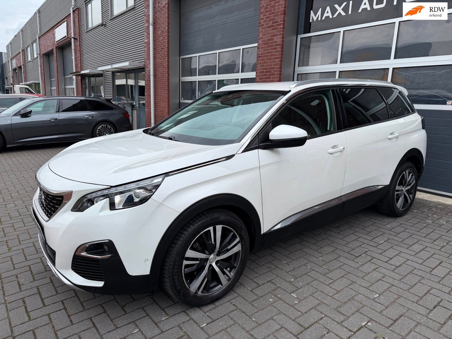 Peugeot 5008 1.6 e-THP 7p. LED Carplay 360 Camera Keyless, 1350 kg, Gebruikt, 4 cilinders, Wit