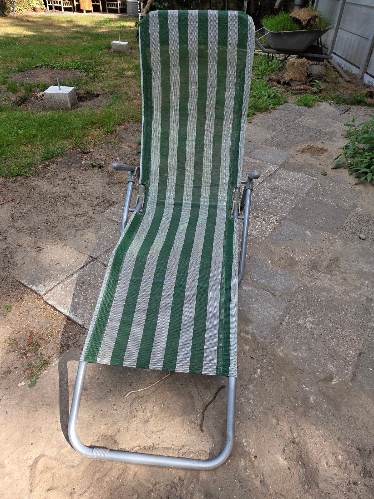 Retro groen wit gestreept ligbed in goede staat, Tuin en Terras, Ophalen, Gebruikt, Metaal