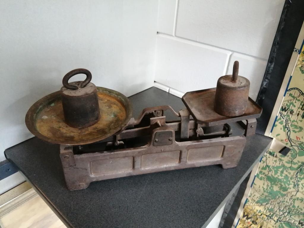 Zeer oude zware weegschaal compleet met 2 gewichten 50x20 cm, Antiek en Kunst, Curiosa en Brocante, Ophalen
