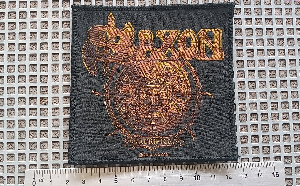 Saxon leuke officiele sacrifice 2014 patch 18, Verzenden, Nieuw, Kleding