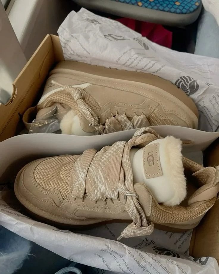 Uggs lowmel Sand maat 38, Kleding | Dames, Schoenen, Ophalen of Verzenden, Nieuw, Beige, Sneakers of Gympen