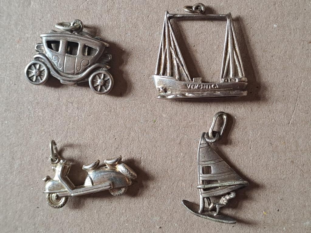 Zilveren bedels schip Veronica Koets Scooter Windsurfer, Overige merken, Ophalen of Verzenden, Zo goed als nieuw, 4 bedels of meer