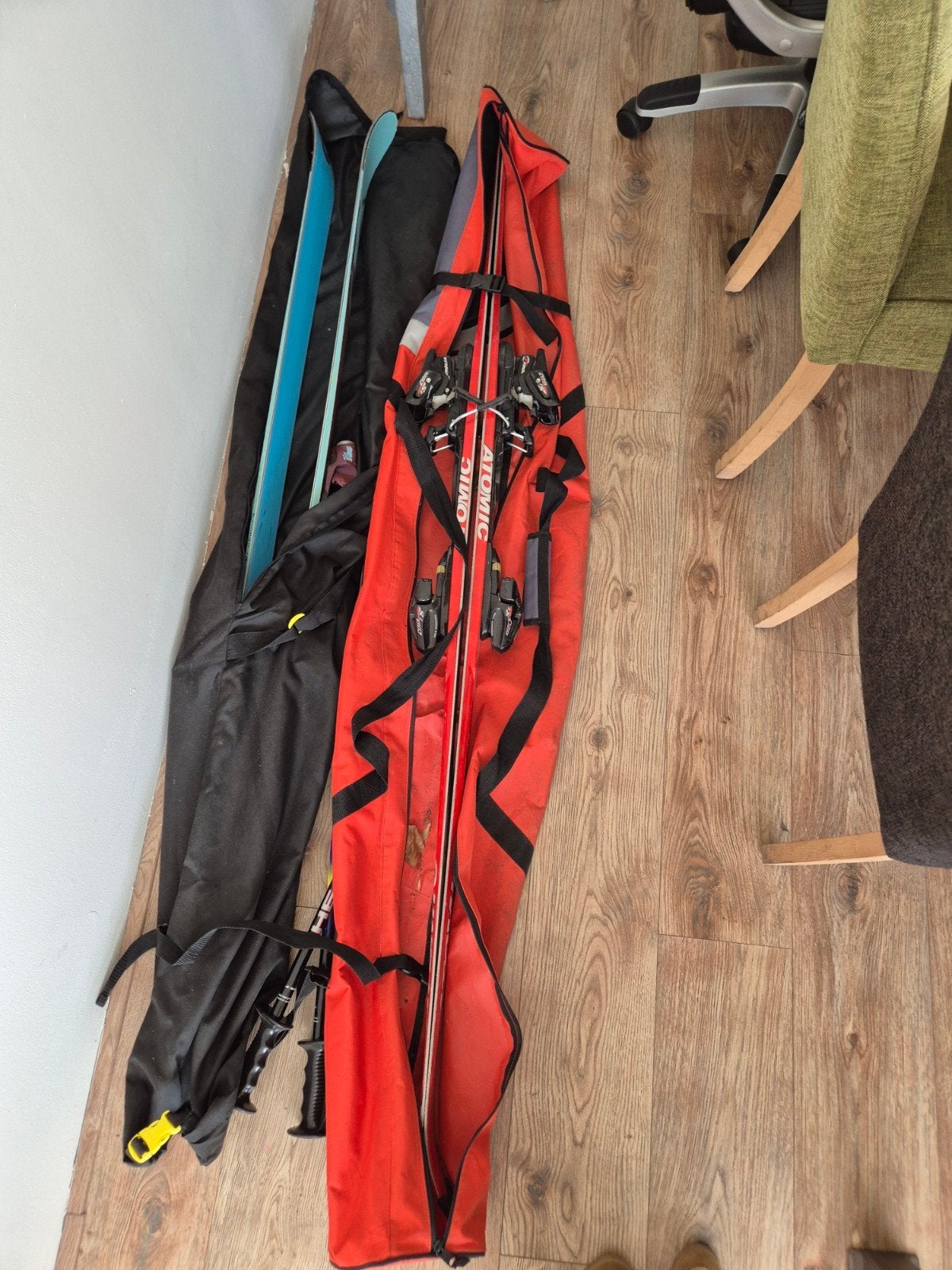 Atomic ski's met hoes en skistokken, 160 tot 180 cm, Gebruikt, Ophalen of Verzenden, Atomic