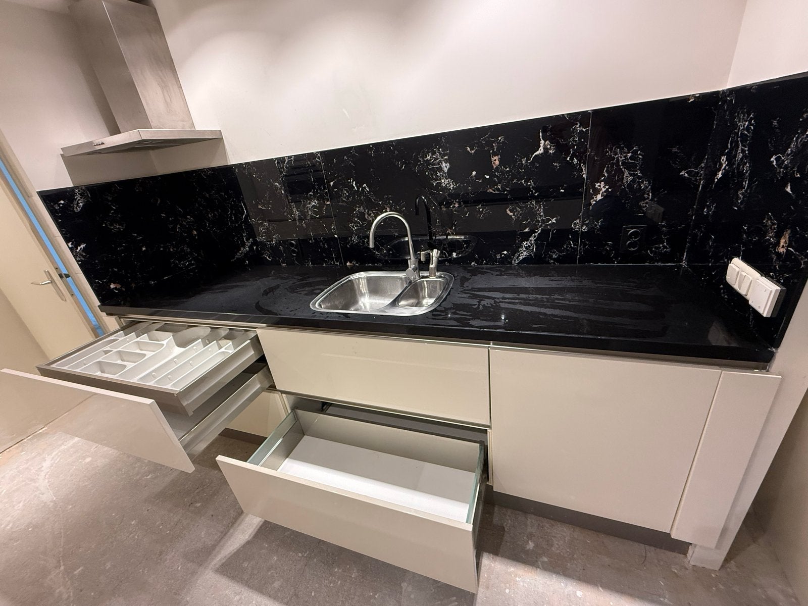 Foto 3 van Luxe Keuken met Atag Apparatuur en granieten blad