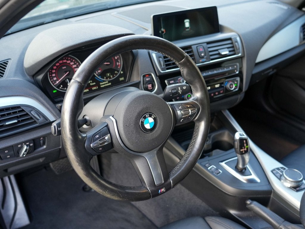 BMW 118i autom - M pakket - LED - Schuifdak - Harman kardon, Auto's, Zwart, Leder, Bedrijf, 650 kg