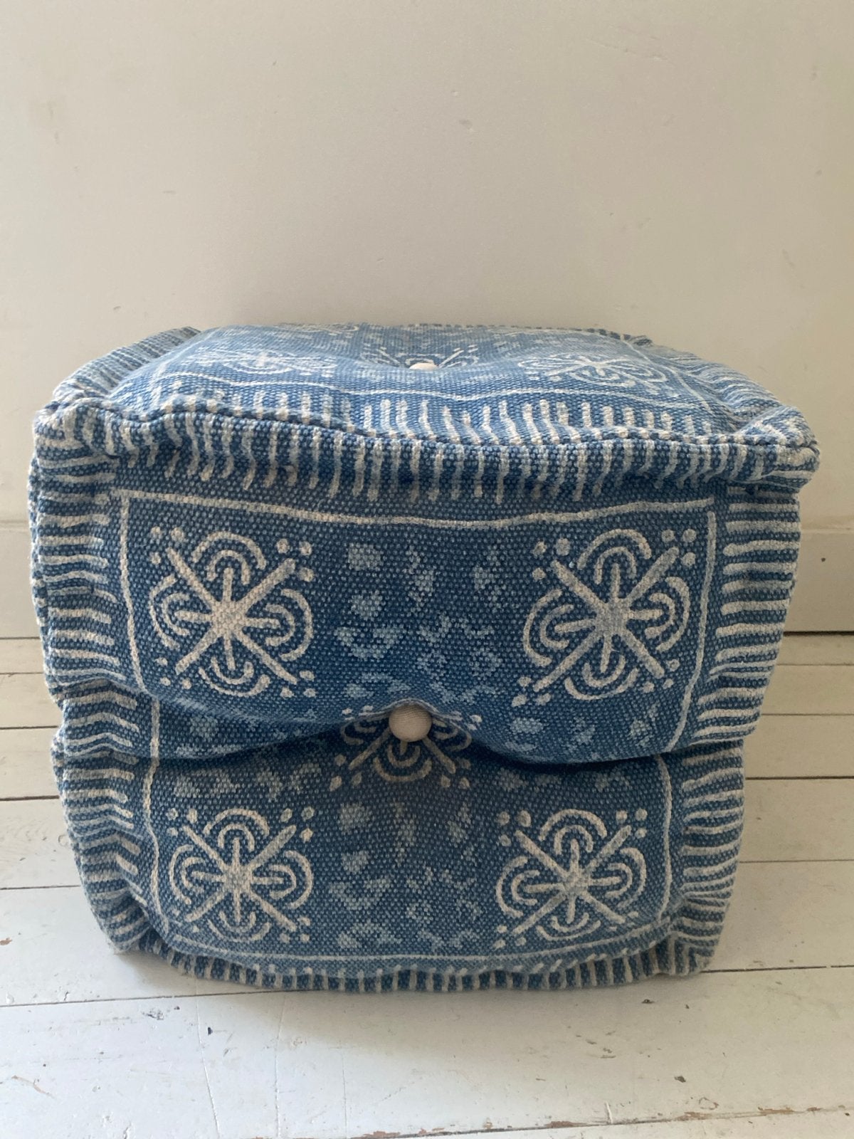 Blauwe poef met etnische bohemian print, Minder dan 50 cm, Gebruikt, Vierkant, Ophalen of Verzenden