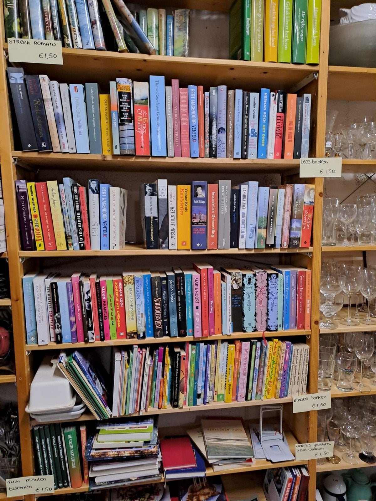 Kast vol verschillende boeken open ochtend op onze kringloop, Ophalen of Verzenden
