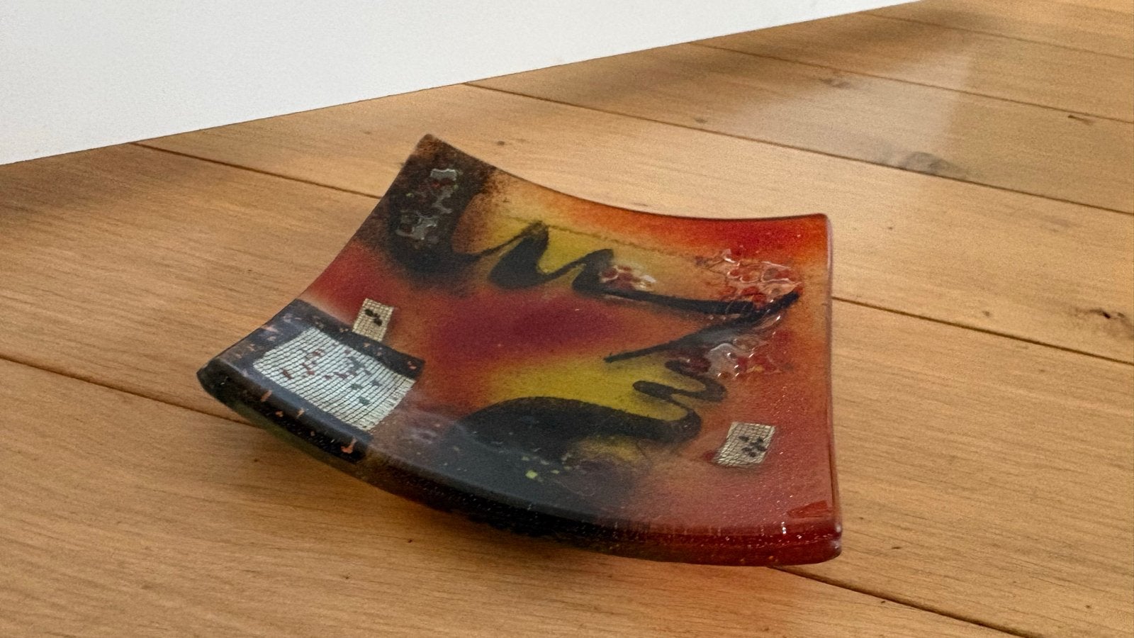 Jasmine Art Glass Whirlwind Schaal - Rood, Geel, Zwart, Ophalen of Verzenden