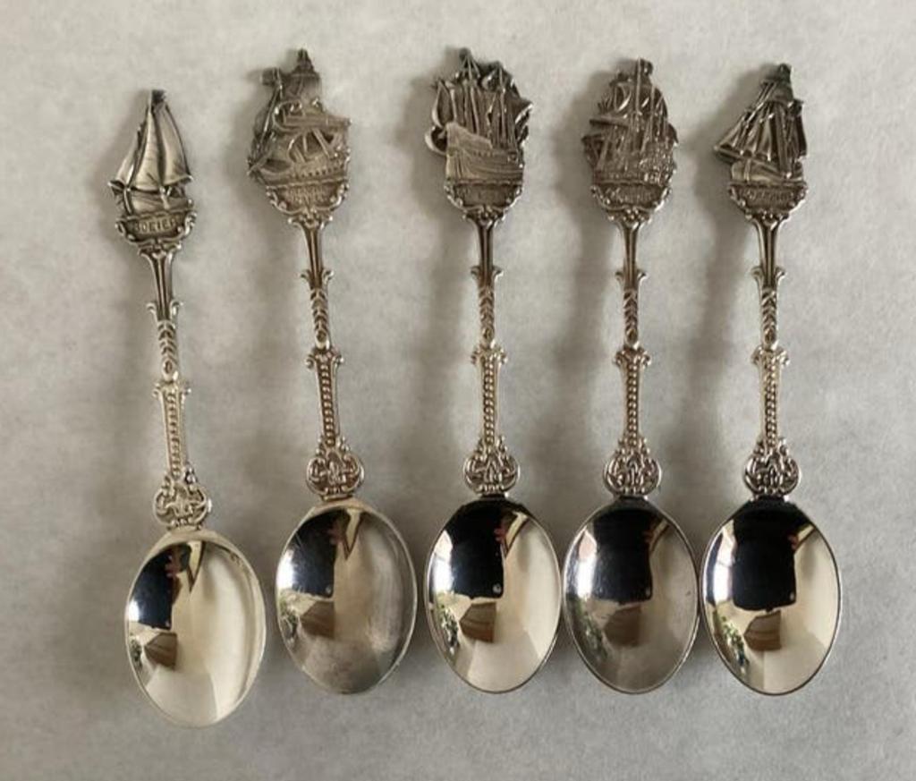 5 Verzilverde theelepels met schepen DE HH 90, Antiek en Kunst, Antiek | Bestek, Ophalen of Verzenden