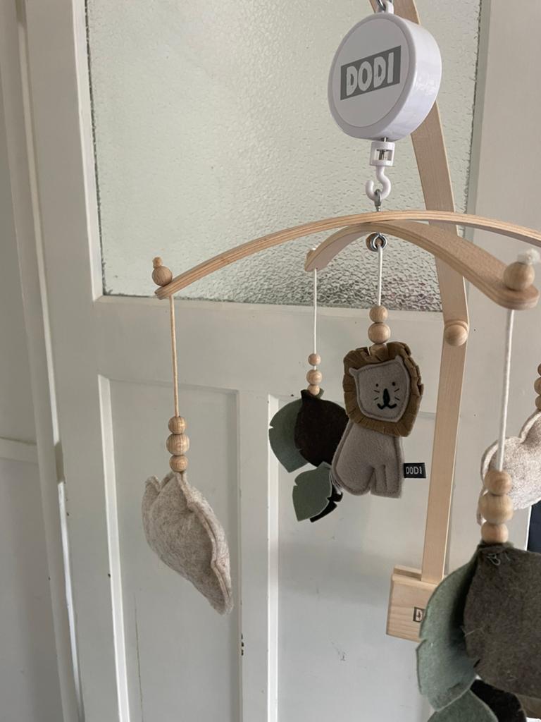 Dodi muziekmobiel jungle hout, Kinderen en Baby's, Speelgoed | Babyspeelgoed, Ophalen, Zo goed als nieuw, Mobiel