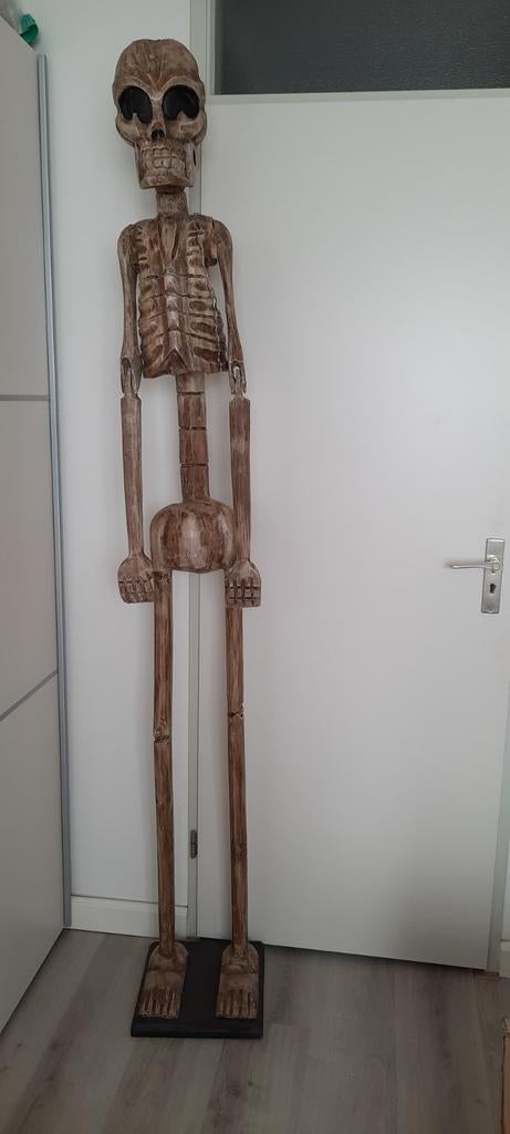 Groot houten geraamte skelet, Ophalen