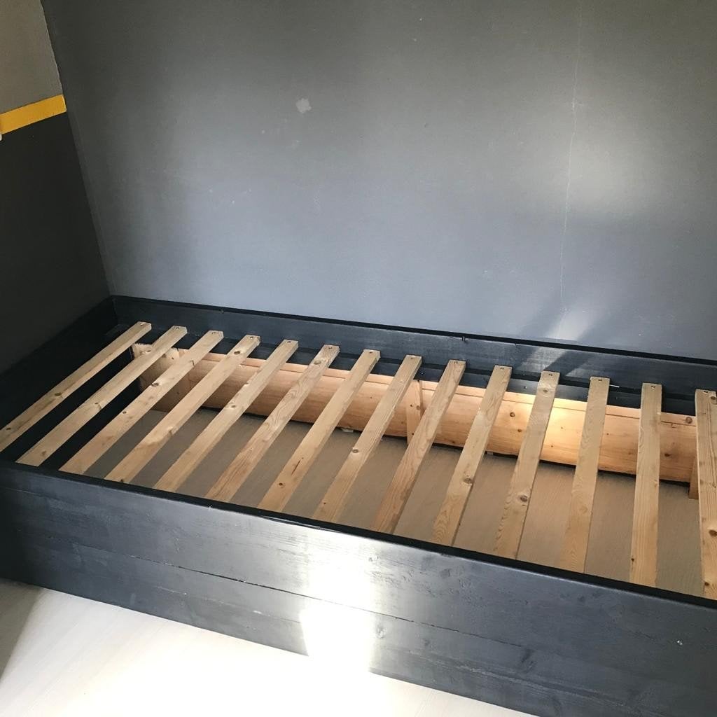 Bed steigerhout zwart 2.00x0.90m, Ophalen, 90 cm, Eenpersoons, Zwart