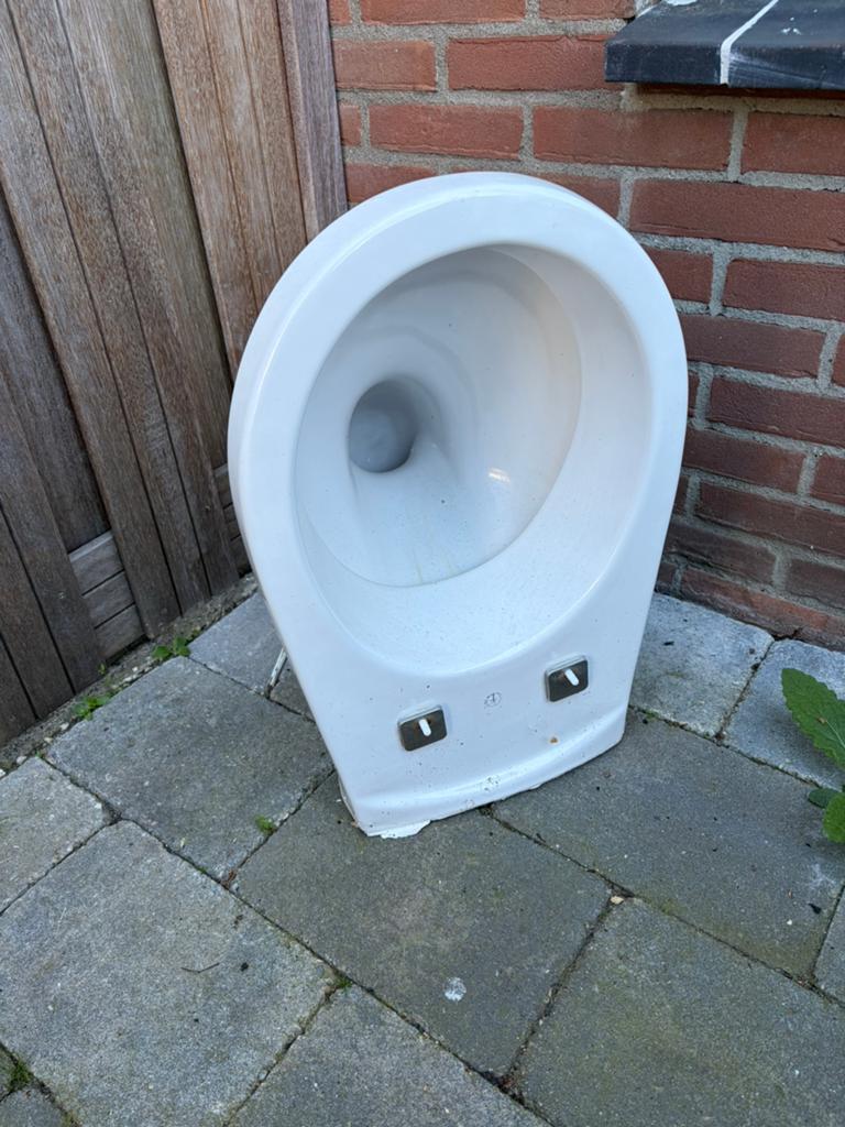 Gebruikt toilet - Wit keramiek, Huis en Inrichting, Badkamer | Badkamermeubels, Ophalen, Gebruikt, Overige typen, Minder dan 100 cm