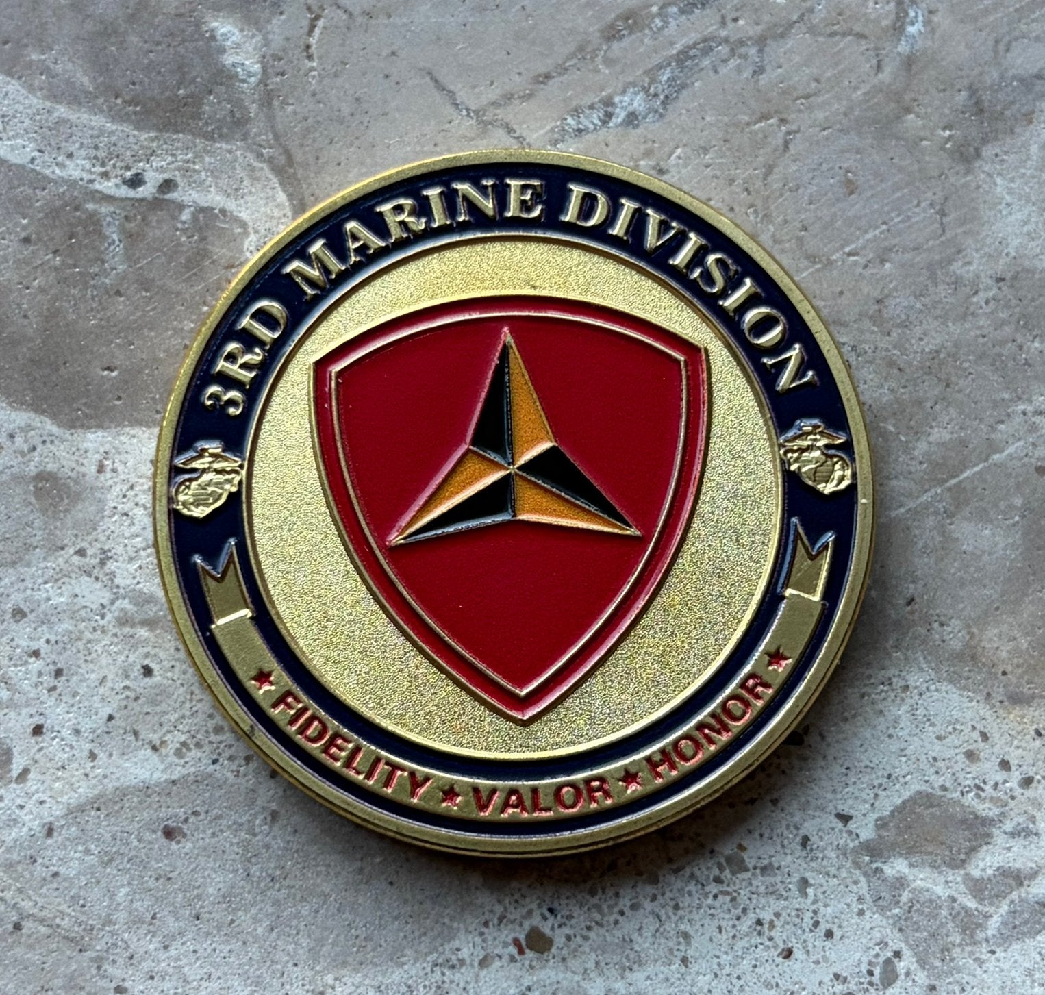 US Marine Corps 3rd marine division coin, Ophalen of Verzenden, Marine, Amerika, Embleem of Badge