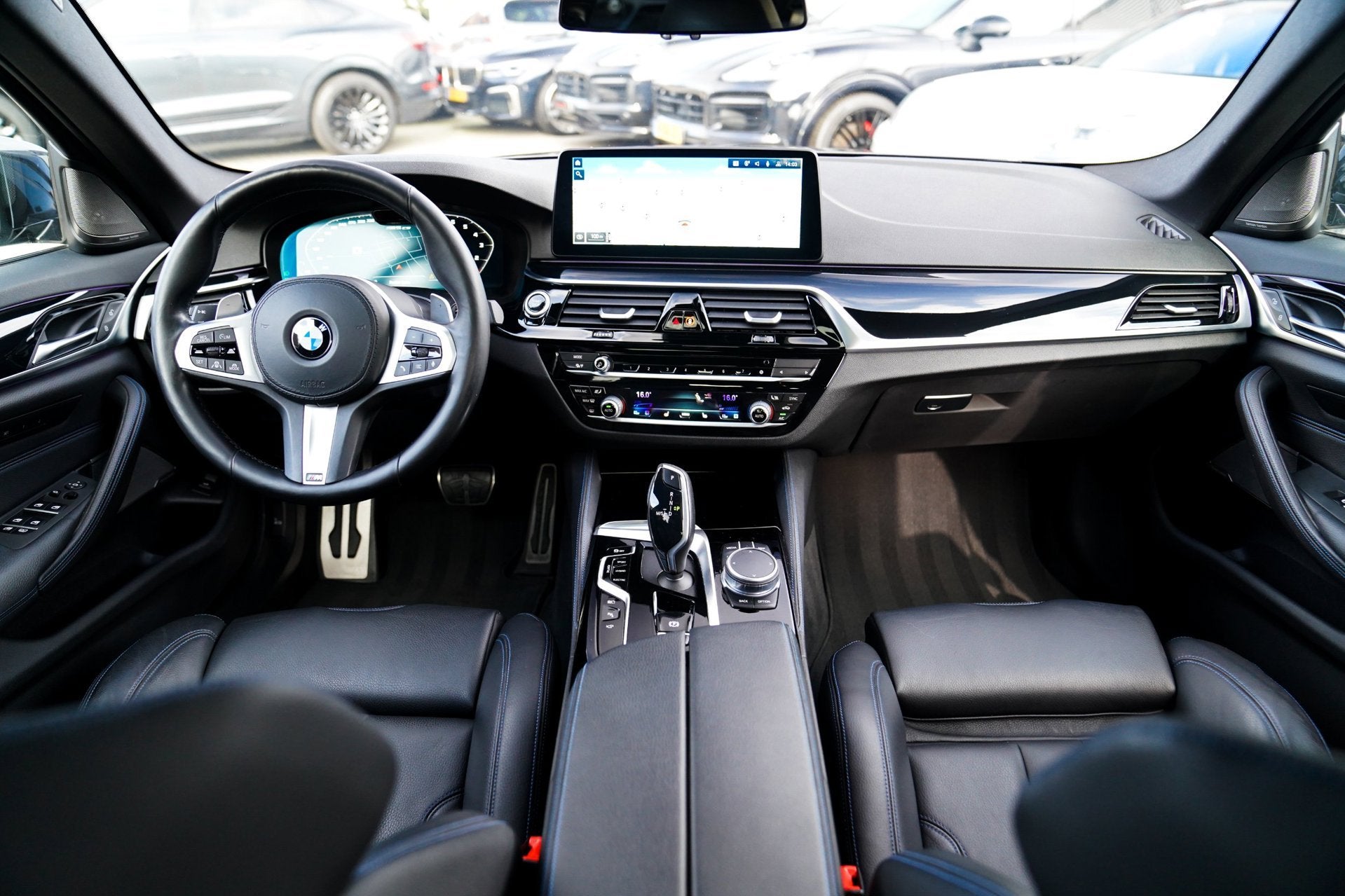 BMW 5-serie 545e xDrive High Executive | Head Up Display | M, Auto's, Gebruikt, 2000 kg, Zwart, Bedrijf
