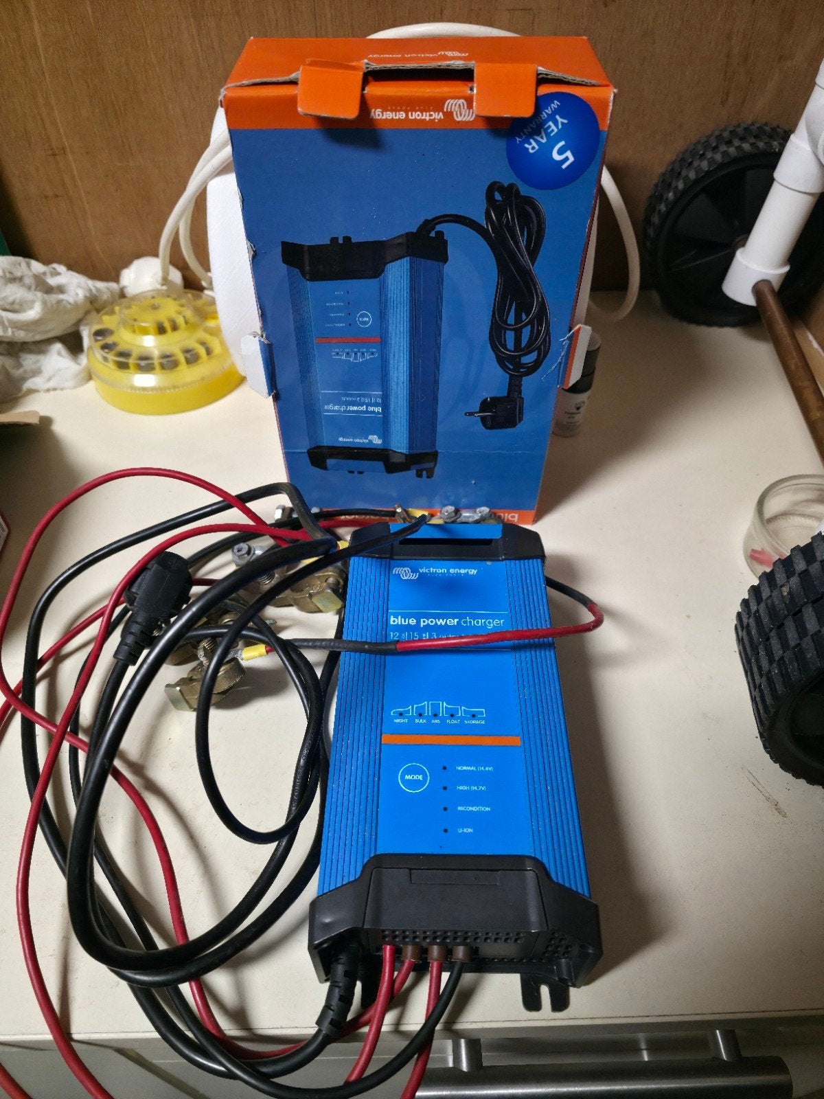 Victron Energy Blue Power IP22 Acculader 12V/15A, Zo goed als nieuw