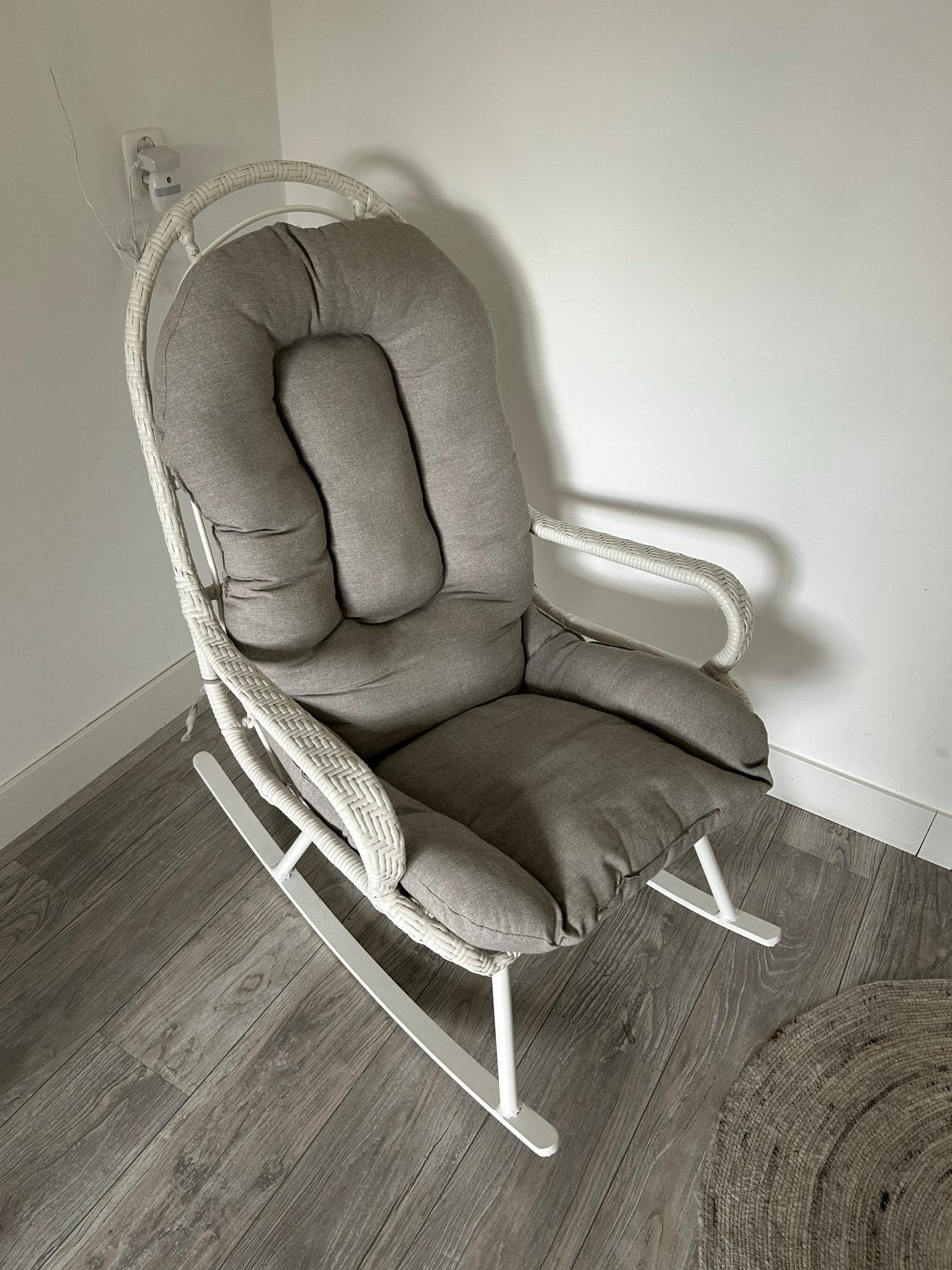 Comfortabele witte schommelstoel met grijze kussens, Huis en Inrichting, Stoelen, Ophalen, Wit, Riet of Rotan, Zo goed als nieuw