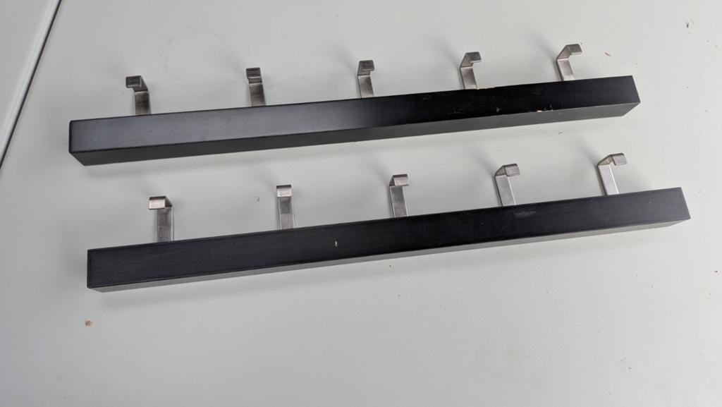 2x Zwarte kapstok met 5 metalen haken ikea, Overige houtsoorten, Met plank(en), Gebruikt, Modern, Functioneel