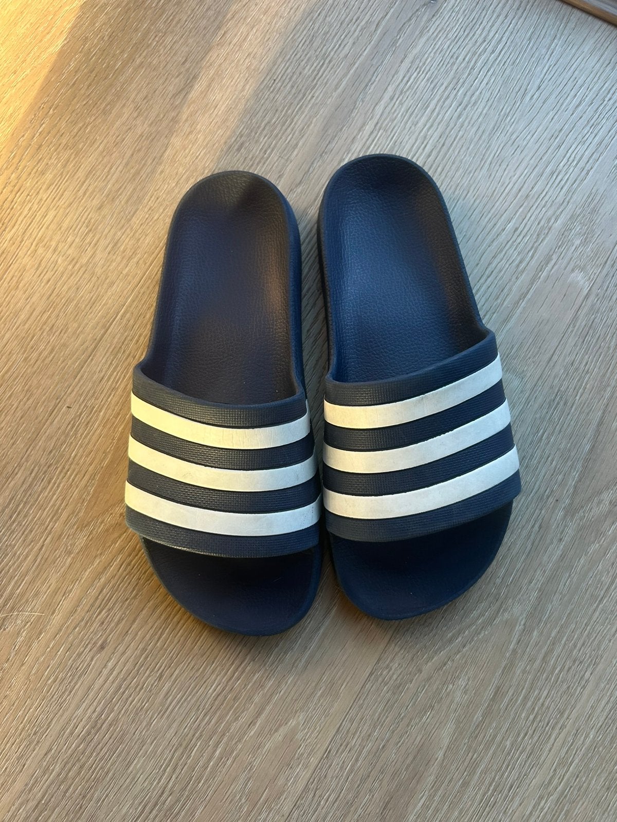 Adidas slippers, Ophalen of Verzenden, Gebruikt, Jongen of Meisje, Overige typen