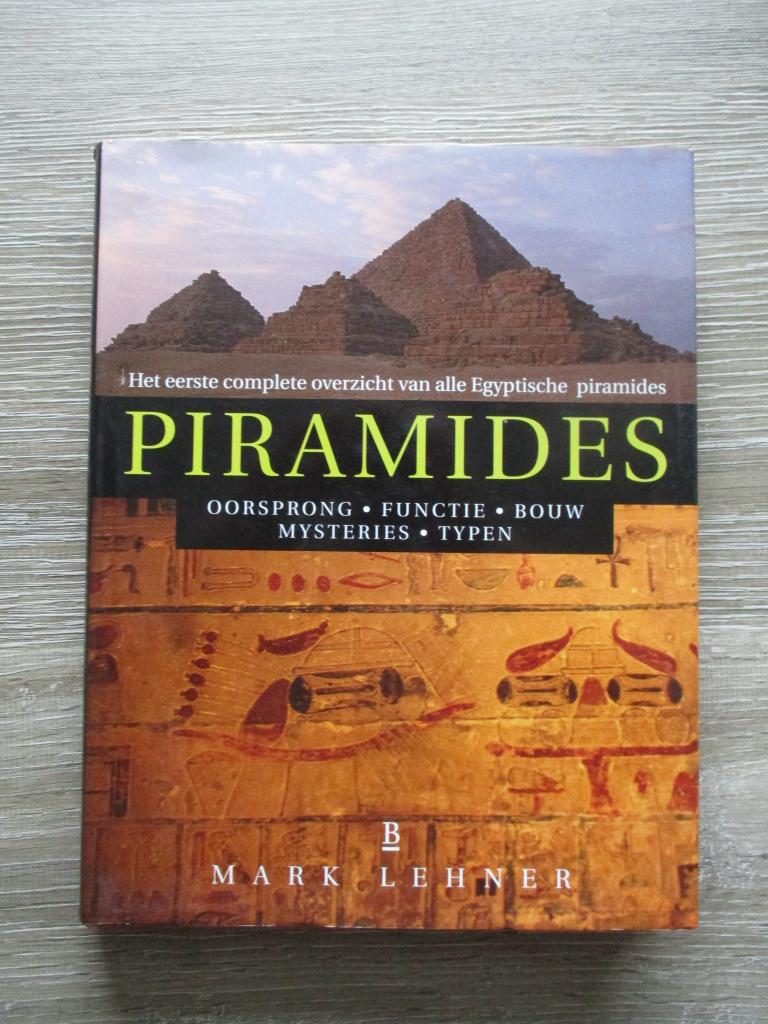 Piramides; oorsprong functie bouw mysteries typen - Mark L, Ophalen of Verzenden, Gelezen, Europa