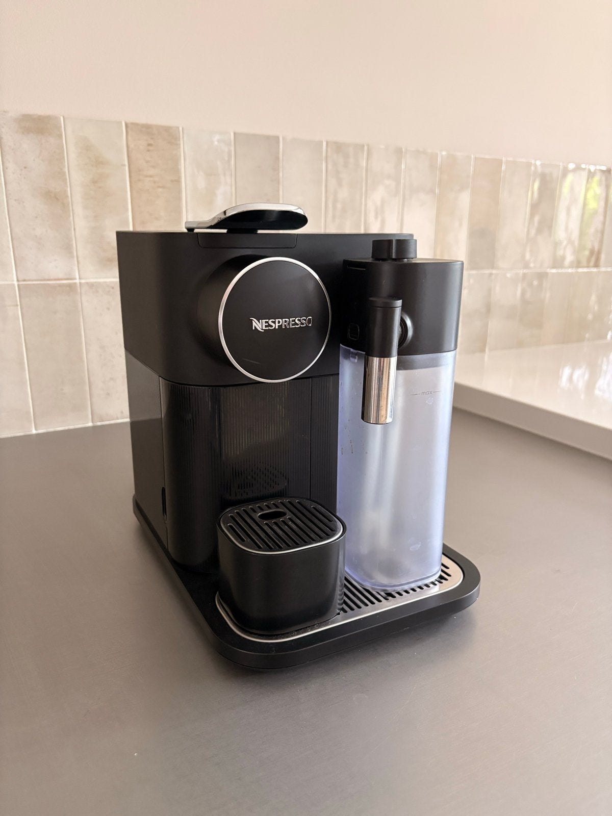 Nespresso De'Longhi Lattissima One - Zo goed als nieuw, Ophalen of Verzenden, Zo goed als nieuw, 1 kopje, Combi