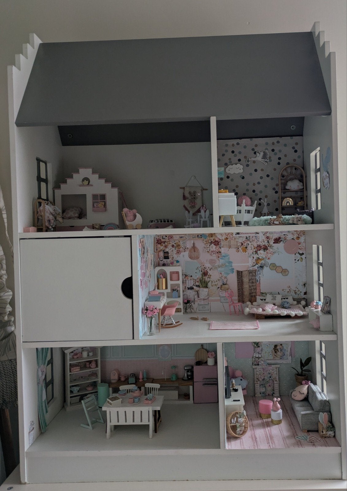 Prachtig en volledig ingericht poppenhuis 1:12, Ophalen, Zo goed als nieuw, Poppenhuis
