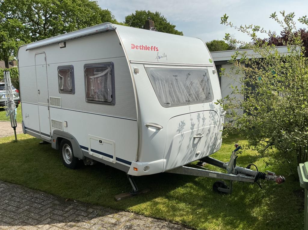 Dethleffs 390 bj 2000 met volaut mover, Vast bed, Koelkast, Treinzit, 750 - 1000 kg