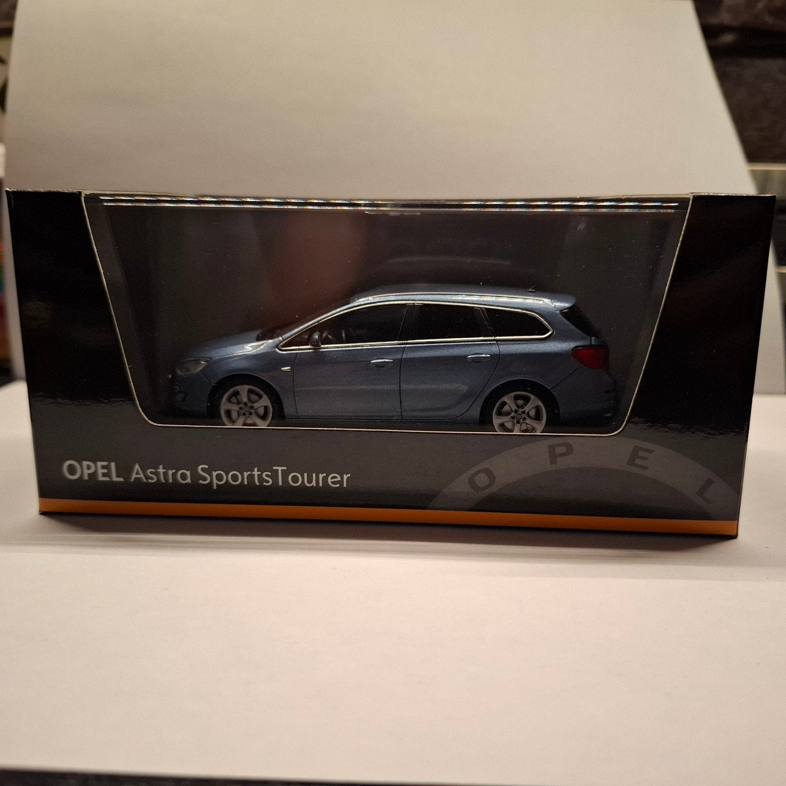 Minichamp Opel Astra J Sports Tourer 1:43 Blauw, Hobby en Vrije tijd, Modelauto's | 1:43, Ophalen of Verzenden, Zo goed als nieuw