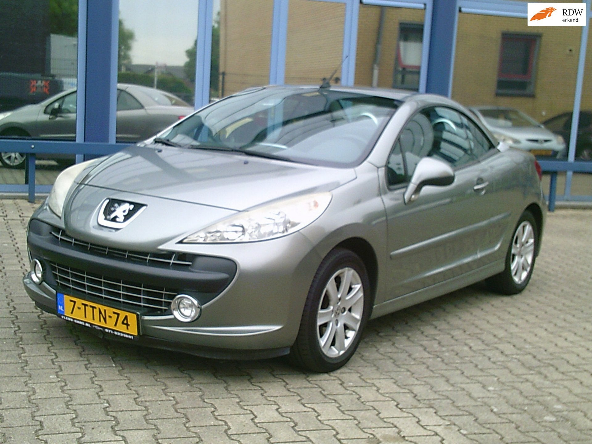 Peugeot 207 CC 1.6 VTi Cabriolet Airco LM-V Stuurbekr Elektr, Auto's, Voorwielaandrijving, Dealer onderhouden, Gebruikt, Zwart