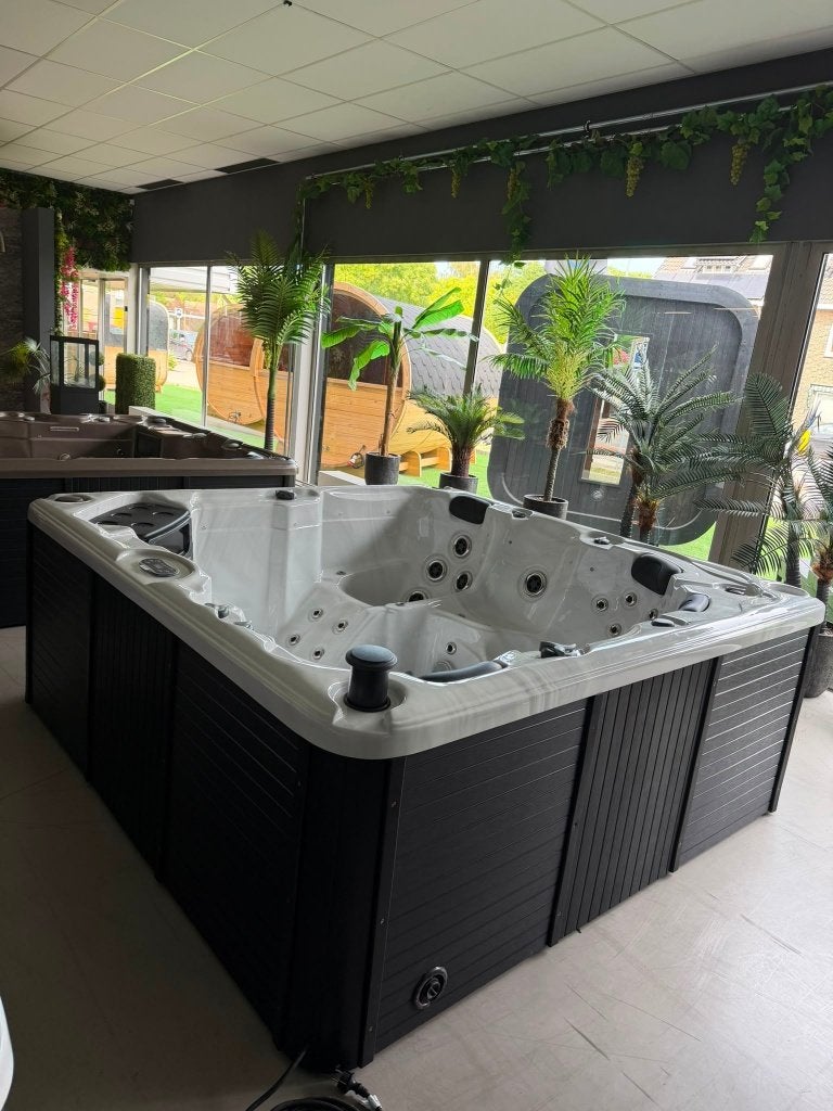 LUXE JACUZZI 230x230 CM – 6 PERSONEN, Ophalen, Zo goed als nieuw, Trap, Vast