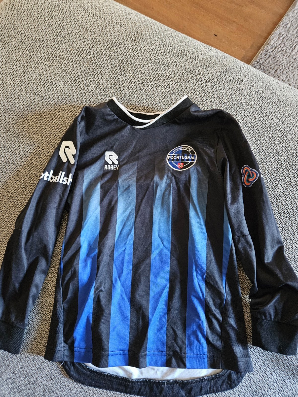 Robey Voetbalshirt Poortugaal Maat 128 Zwart/Blauw, Ophalen of Verzenden, Gebruikt, Robey, Jongen of Meisje