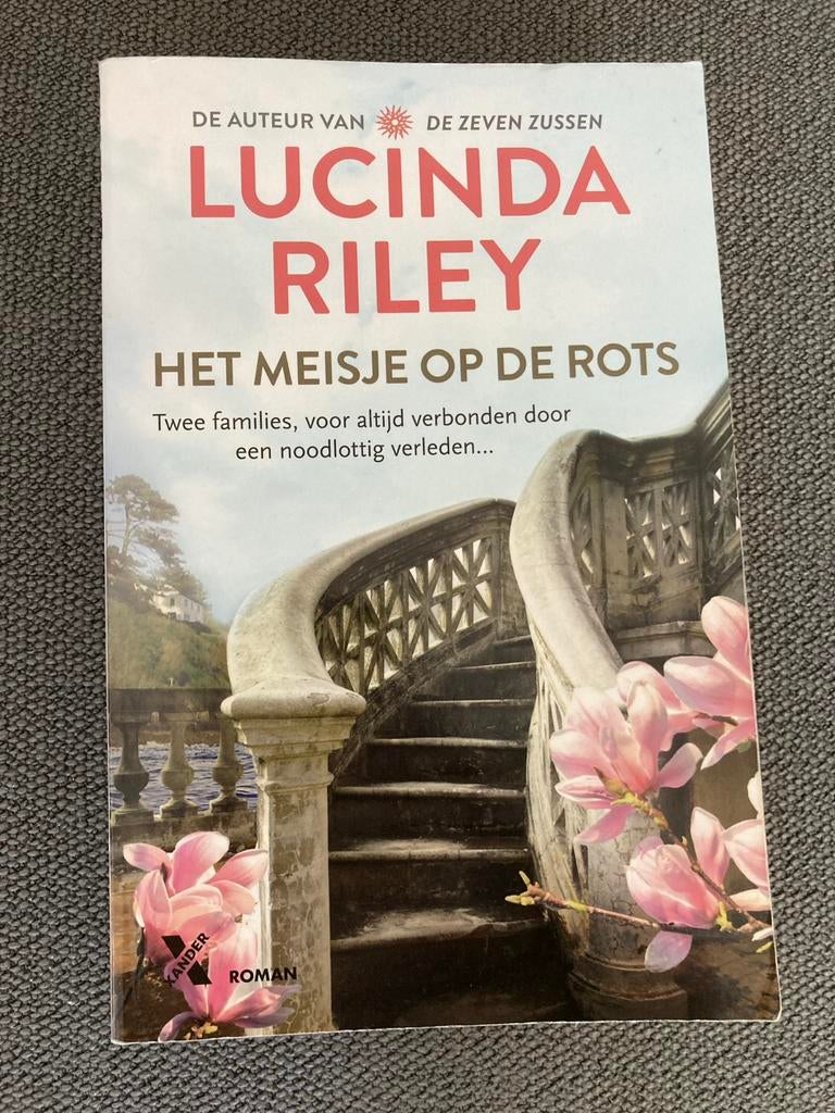 Het Meisje op de Rots - Lucinda Riley (Roman), Boeken, Ophalen of Verzenden, Gelezen