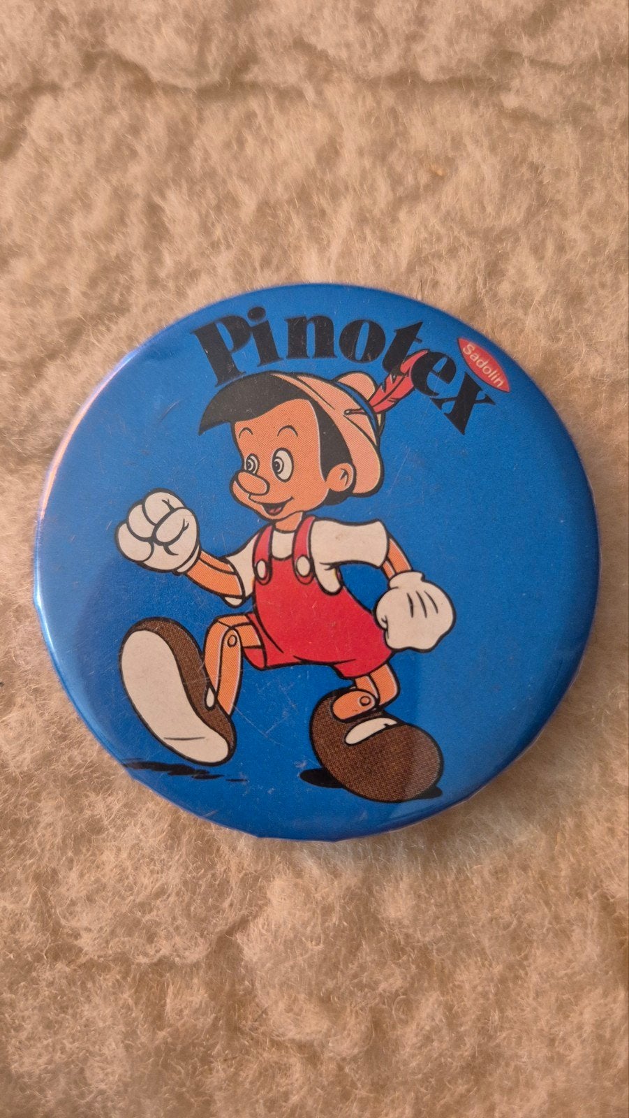 Pinokkio Pinotex Sadolin button vintage, Ophalen of Verzenden, Gebruikt, Overige onderwerpen, Button