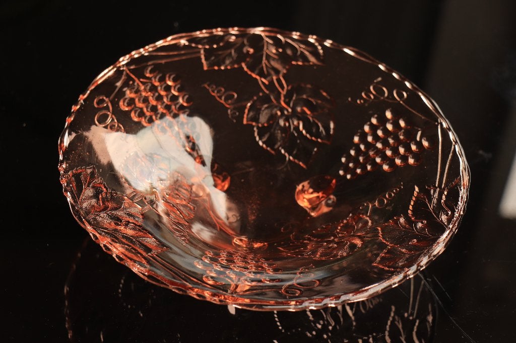 Roze persglas schaal met druivenmotief., Antiek en Kunst, Ophalen of Verzenden