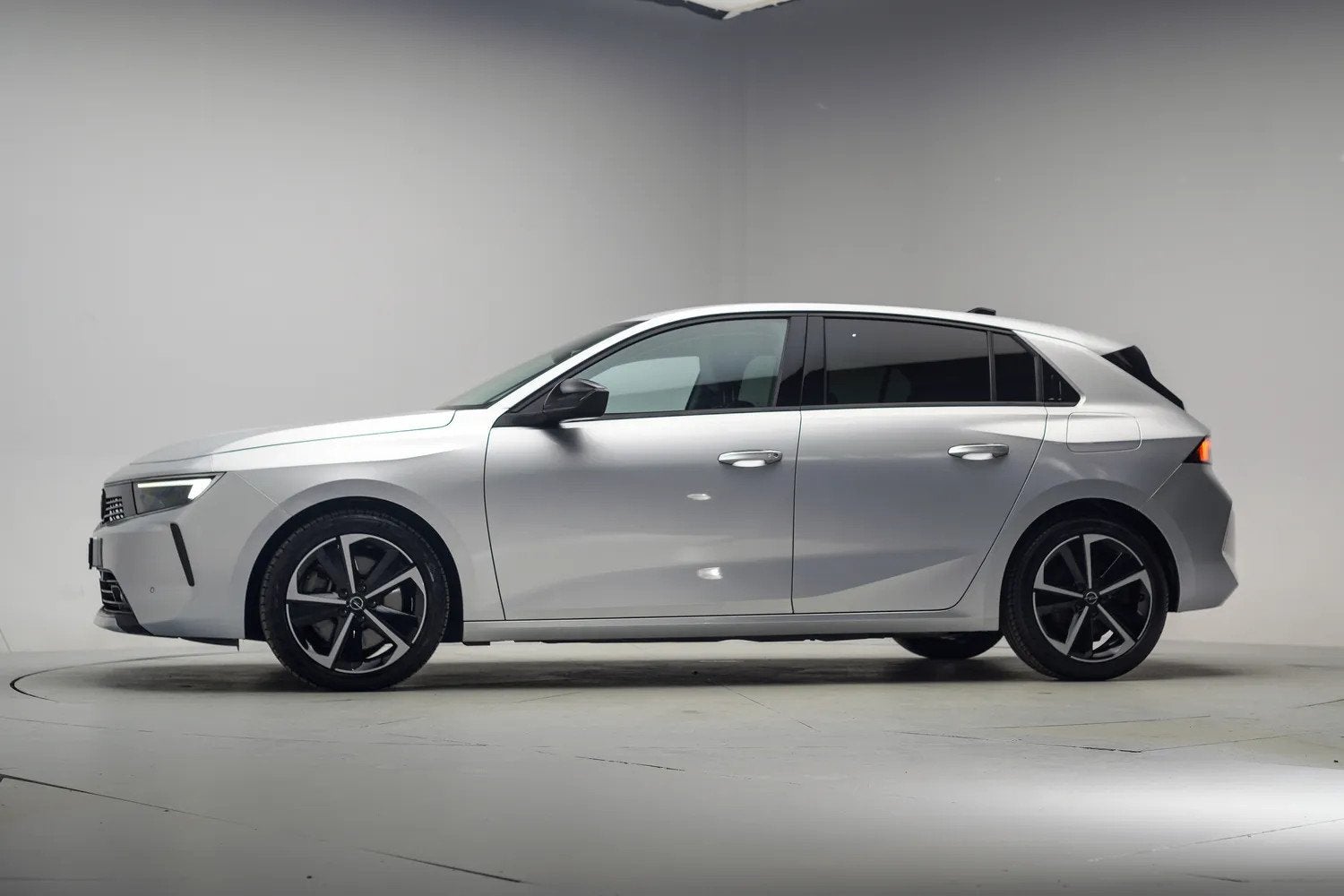 Opel Astra 1.6 Turbo Plug-In Hybrid Business Edition [ SoH 9, Auto's, Dealer onderhouden, Gebruikt, 4 cilinders, 181 pk