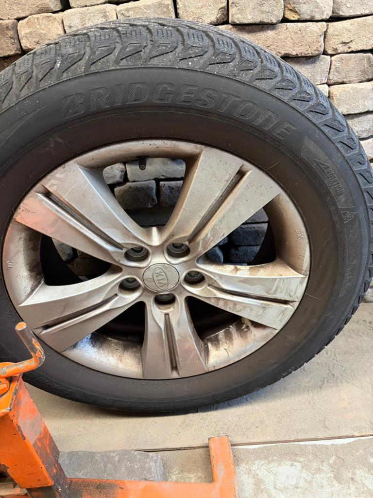 4 Winterbanden 225/60R17 op LM velgen Kia Sportage 2010-2015, Auto-onderdelen, Banden en Velgen, Ophalen, Gebruikt, Banden en Velgen