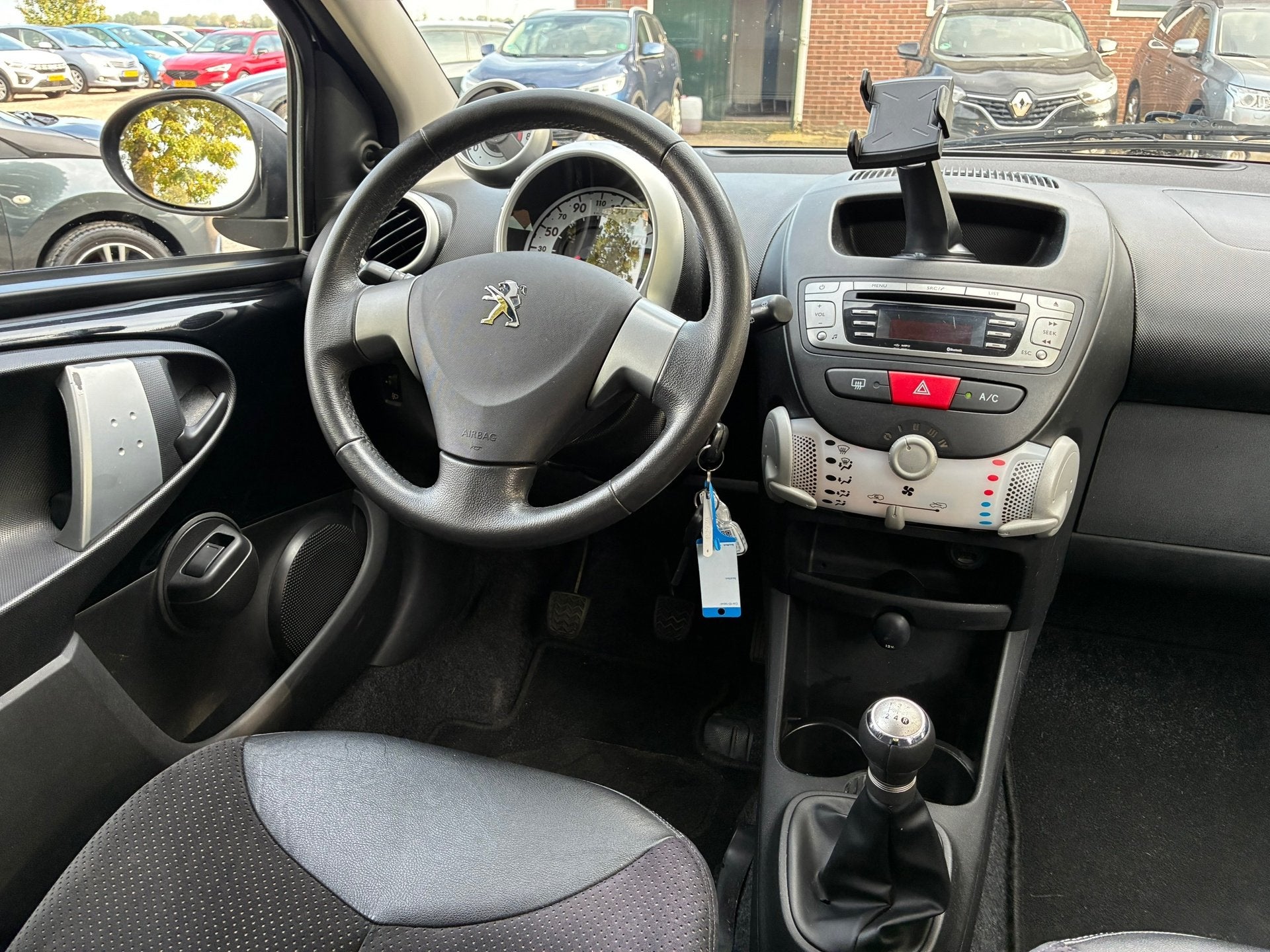 Peugeot 107 1.0 Black & Silver | Airco + Half leder nu € 4, Voorwielaandrijving, Euro 5, Gebruikt, Zwart